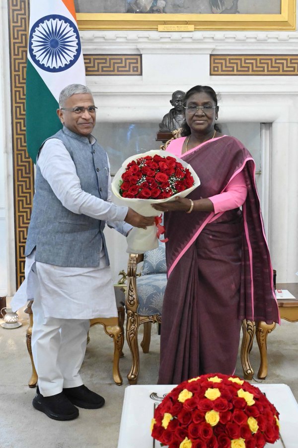 जगदीप धनखड़ के इस्तीफे के बाद राष्ट्रपति से मिले हरिवंश, राजनीतिक हलचल तेज
