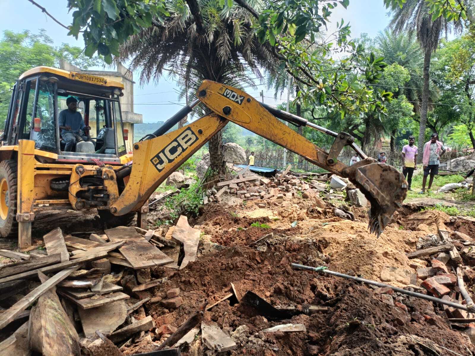 Giridih News: वन विभाग की छापेमारी में तीन आरा मिलों से 5 लाख की अवैध लकड़ी जब्त