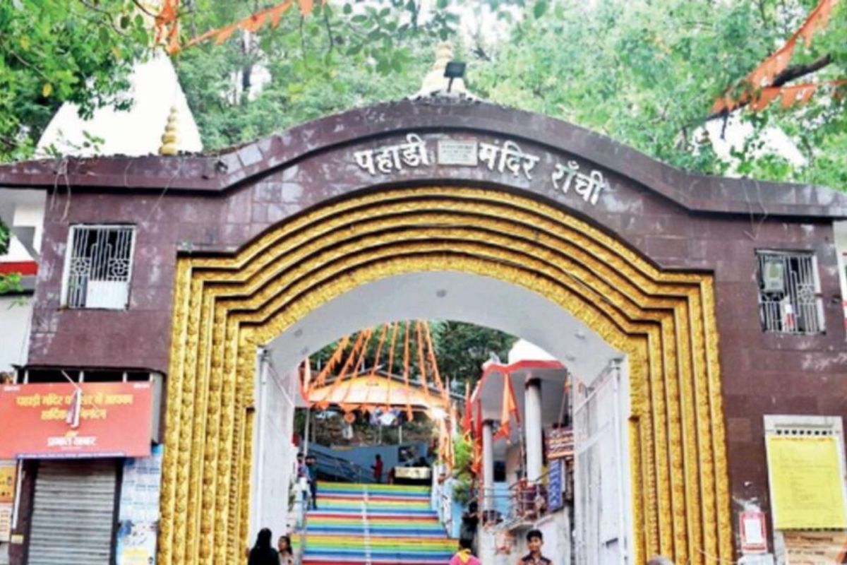 श्रद्धा या चमत्कार? पहाड़ी मंदिर में पैसों की बहार, गिनती तक श्रद्धालुओं की एंट्री बंद