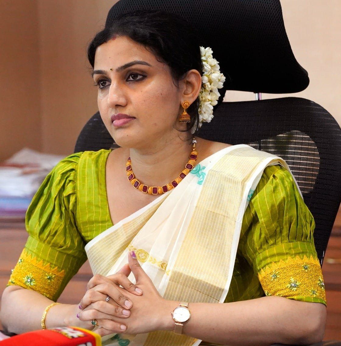 Success Story: बस कंडक्टर की बेटी बनी डॉक्टर और फिर IAS