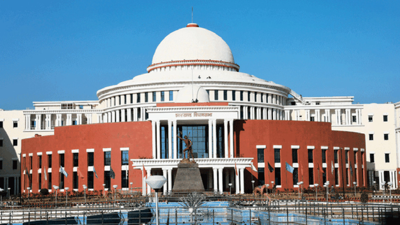 Jharkhand Monsoon Session: आज 22 अगस्त से पुनः झारखंड विधानसभा सभा का मानसून सत्र शुरू हो रहा है. यह सत्र 28 अगस्त तक चलेगा, जिसमें कुल चार कार्य दिवस होंगे. आज सत्र के पहले दिन वित्तीय वर्ष 2025-26 का पहला अनुपूरक बजट पेश किया जायेगा. यहां देखिए मानसून सत्र से जुड़ी महत्वपूर्ण जानकारी. Jharkhand Monsoon Session: झारखंड विधानसभा सभा का मानसून सत्र आज 22 अगस्त से शुरू हो रहा है. 28 अगस्त 2025 तक चलने वाले इस सत्र में कुल चार कार्य दिवस होंगे. सत्र के पहले दिन आज वित्तीय वर्ष 2025-26 का पहला अनुपूरक बजट पेश किया जायेगा. अनुपूरक बजट के माध्यम से सरकार करीब 4 हजार करोड़ की मांग सदन से कर सकती है. शिबू सोरेन के निधन के बाद स्थगित हुआ था सत्र मालूम हो इससे पूर्व 26 जुलाई से झारखंड विधानसभा का मानसून सत्र शुरू हुआ था, लेकिन सत्र के बीच दिशोम गुरु शिबू सोरेन का निधन हो गया था. इस कारण सत्र अनिश्चितकाल के लिए स्थगित कर दिया गया था. आज 22 अगस्त से पूरक मानसून सत्र शुरू हो रहा है. इस सत्र में स्व दिशोम गुरु शिबू सोरेन और शिक्षा मंत्री स्व रामदास सोरेन को याद किया जायेगा. मानसून सत्र का शेड्यूल 22 अगस्त: वित्तीय वर्ष 2025-26 का पहला अनुपूरक बजट पेश, शोक प्रकट 25 अगस्त: प्रश्नकाल, अनुपूरक बजट पर वाद-विवाद 26 अगस्त: प्रश्नकाल, राजकीय विधेयक 28 अगस्त: प्रश्नकाल, राजकीय विधेयक, गैर सरकारी संकल्प शिबू सोरेन को भारत रत्न देने की मांग सत्र के दौरान दिशोम गुरु शिबू सोरेन को भारत रत्न देने की मांग सत्ताधारी दल की ओर से उठ सकती है. इस संबंध में विधानसभा से एक प्रस्ताव केंद्र सरकार को भेजने पर सदन के अंदर सहमति बनाने की कोशिश होगी. इसके अलावा अतिवृष्टि से राज्य के किसानों को हुए नुकसान को लेकर 26 अगस्त को विशेष चर्चा हो सकती है. पिछले मानसून सत्र में विधानसभा की कार्यमंत्रणा समिति ने किसानों को राहत देने के लिए इसप र चर्चा कराने पर सहमति दी थी. change for my blog post