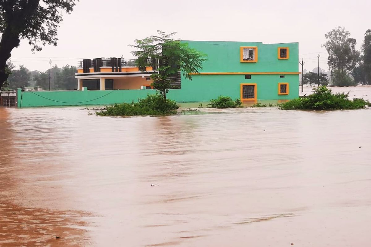 चतरा में भीषण बाढ़ का कहर: दो मंजिला मकान नदी में समाया, रेस्क्यू ऑपरेशन जारी