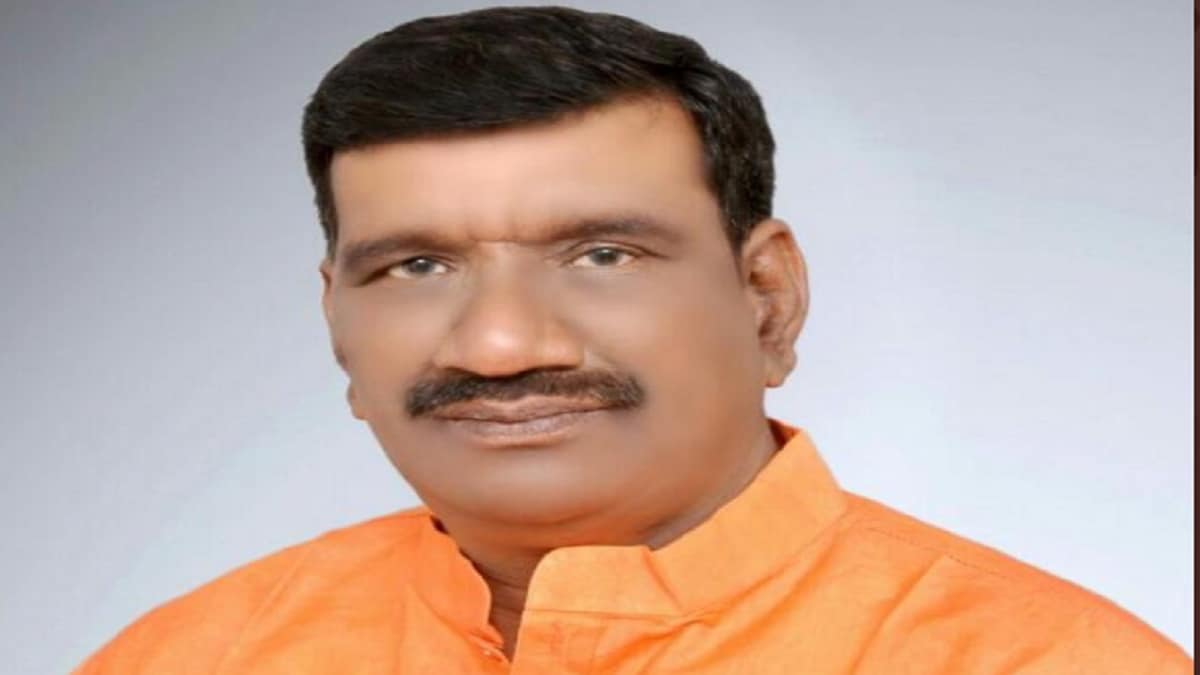 बिजली विभाग की लापरवाही पर मंत्री भड़के, JE की अभद्रता पर धरने पर बैठ गए मंत्री जी