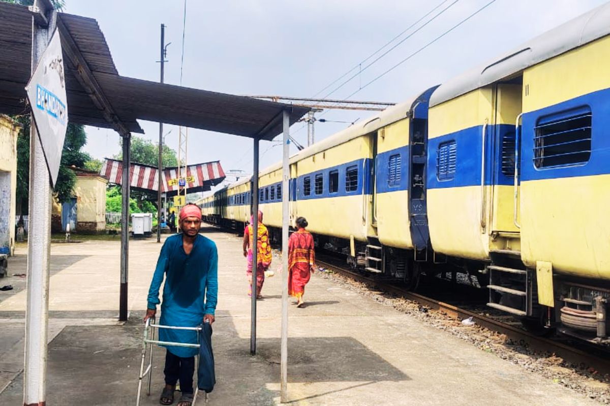 कुड़मी आंदोलन से झारखंड में रेल यातायात अस्त-व्यस्त, 69 ट्रेनें रद्द, डायवर्ट और शॉर्ट टर्मिनेट