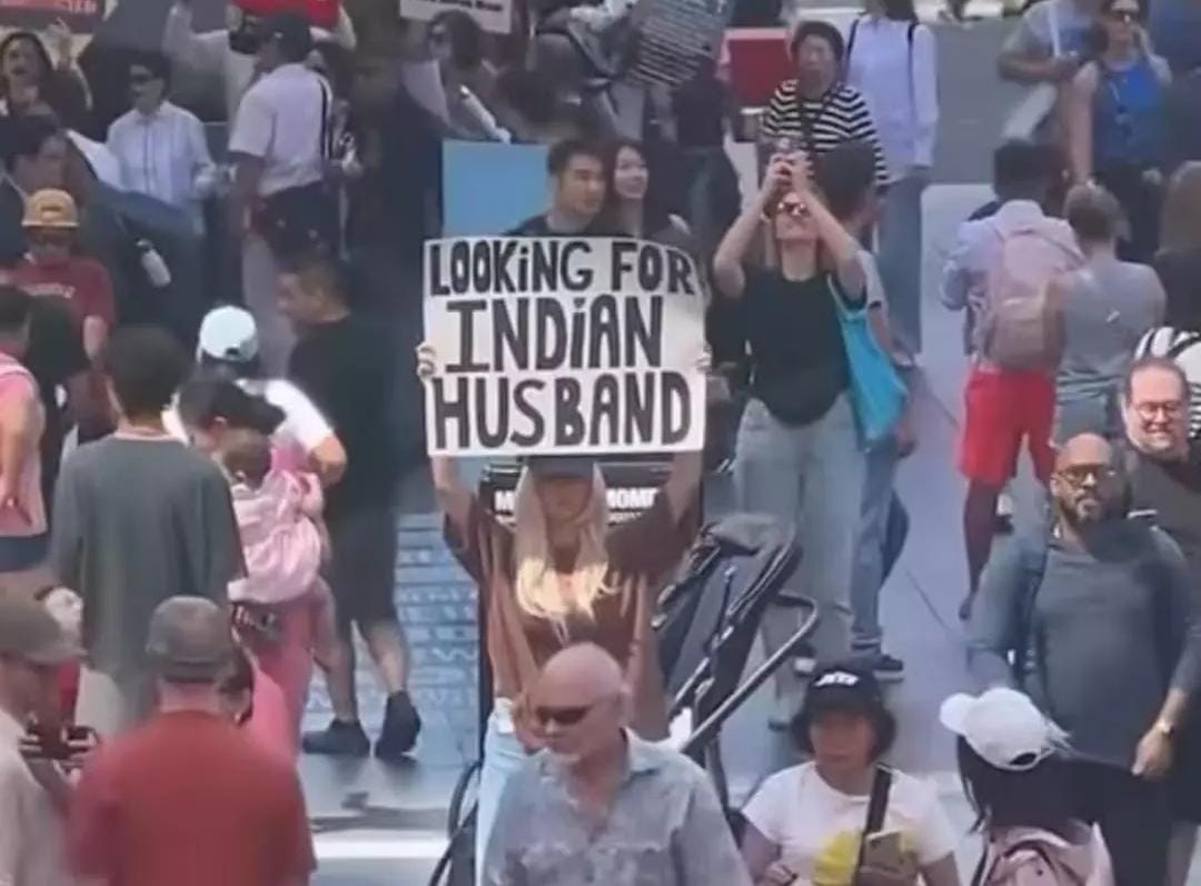 “भारतीय पति की तलाश में हूं”: TIMES SQUARE पर विदेशी युवती का प्लेकार्ड वायरल