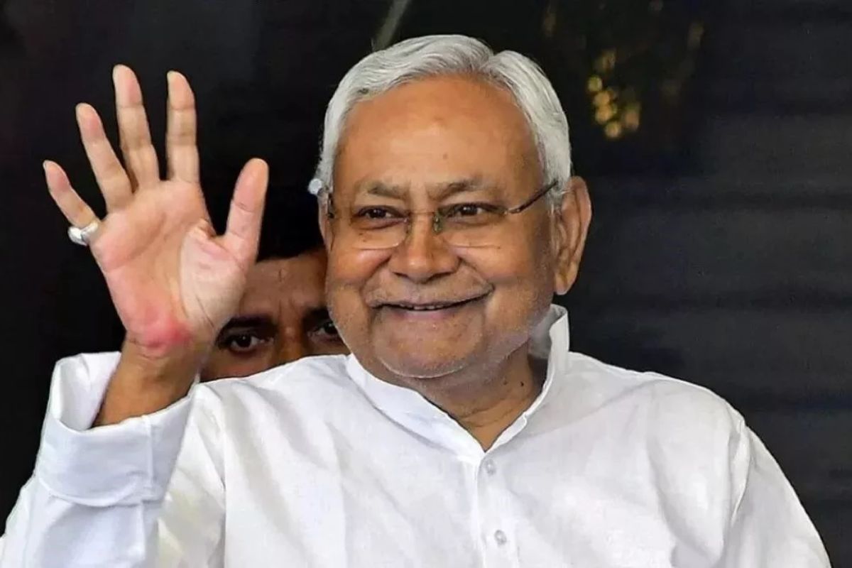 Nitish Cabinet: नीतीश कैबिनेट में 19 प्रस्तावों पर लगी मुहर, राज्यकर्मियों का डीए 5% बढ़ा, जानिए पूरी लिस्ट