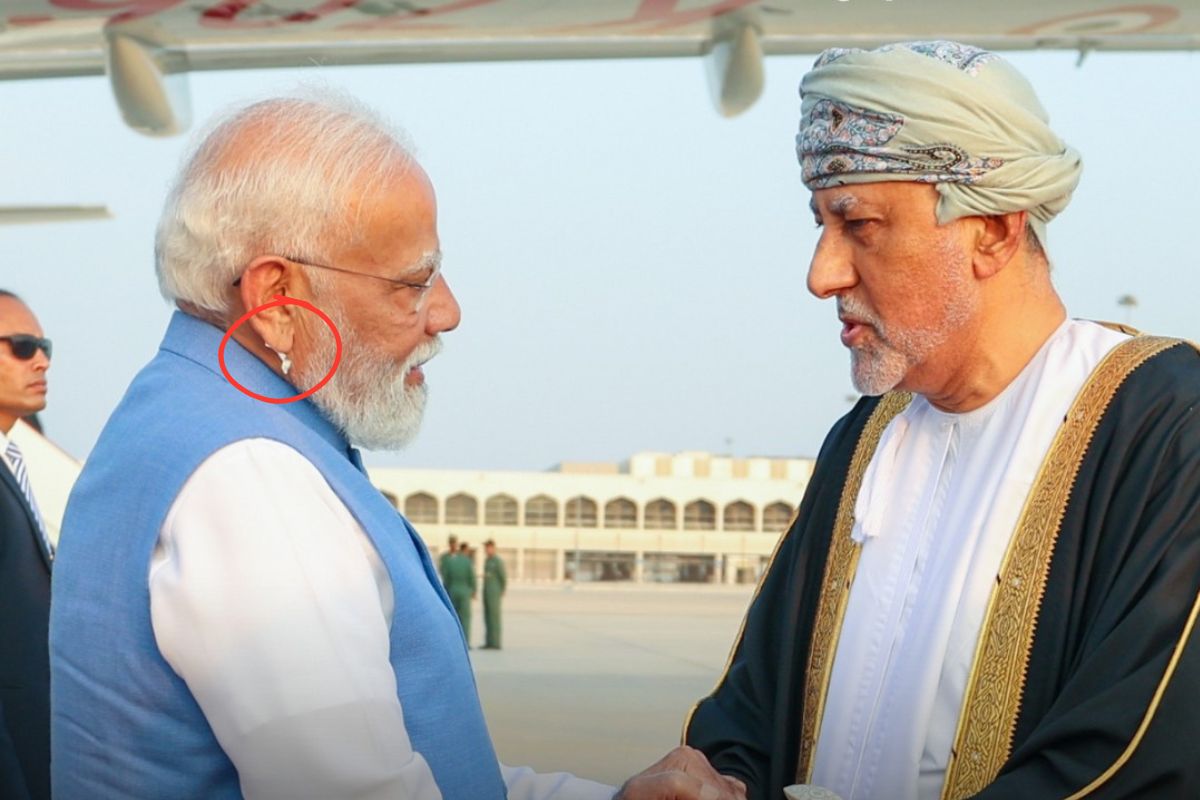 PM Modi Ear Gadget: ओमान दौरे पर पीएम मोदी के कान में दिखा खास डिवाइस, जानिए किस काम आता है यह गैजेट