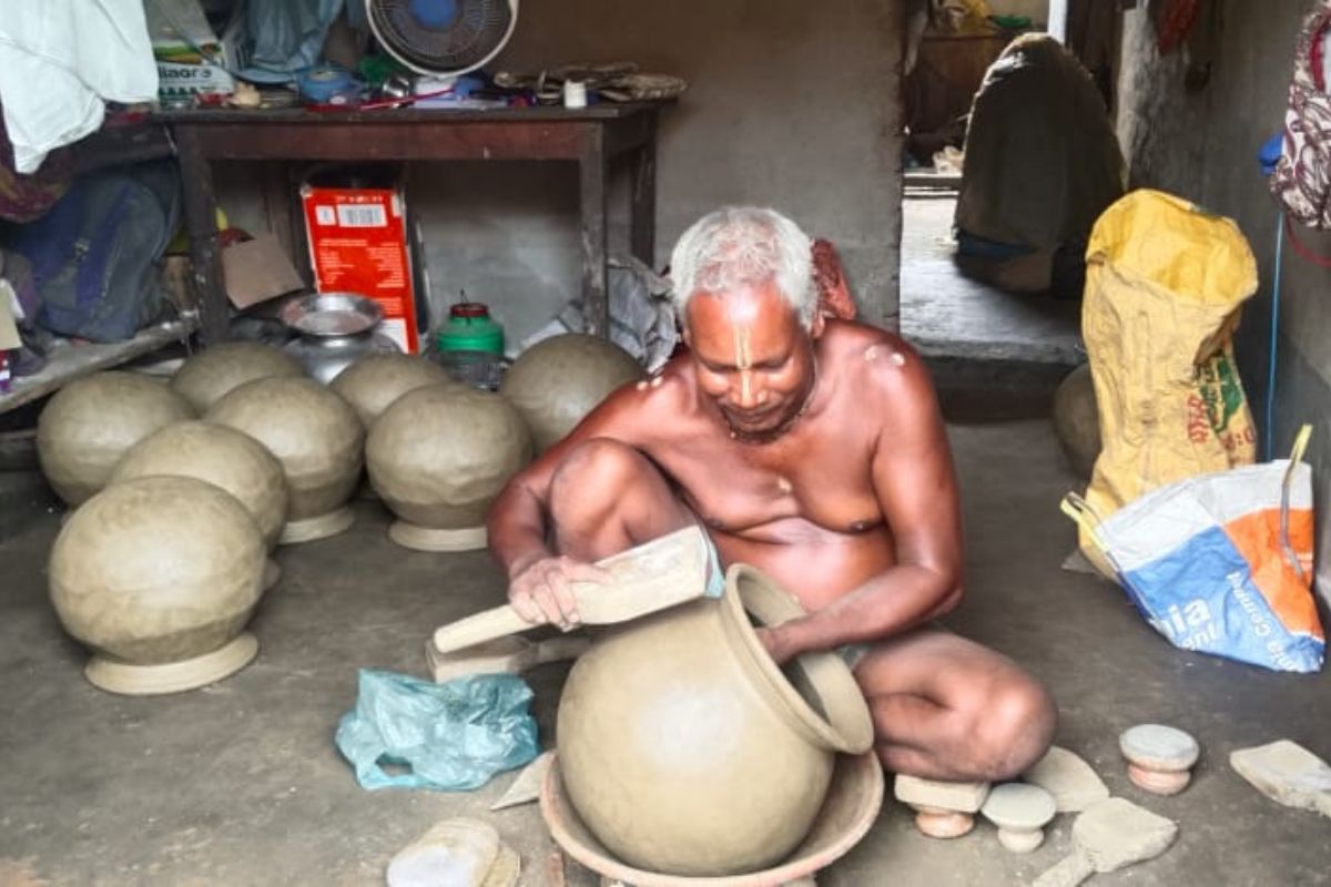 आधुनिकता की मार, फिर भी टिकी है परंपरा: मकर-टुसू पर्व पर मिट्टी के बर्तनों की मांग कायम