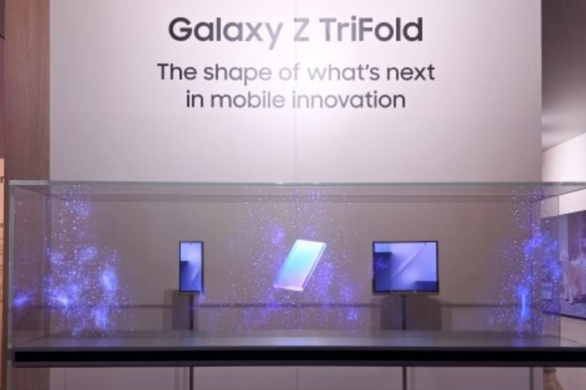 जेब में फोन, हाथ में टैबलेट: CES 2026 में Samsung ने पेश किया Galaxy Z TriFold