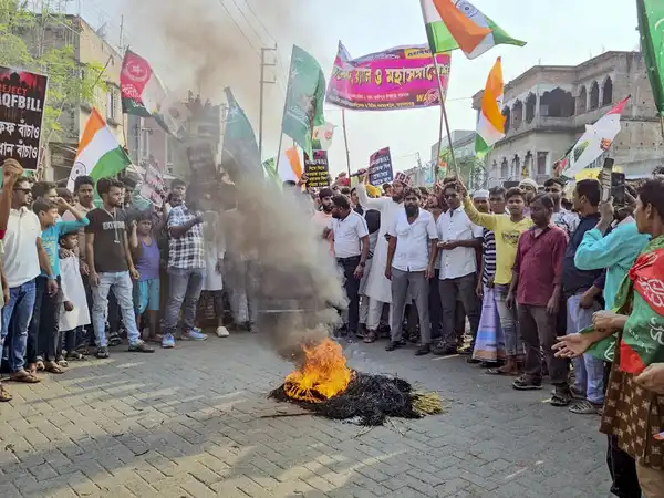 मुर्शिदाबाद हिंसा पर ममता बनर्जी का गैर-जिम्मेदाराना बयान: अल्पसंख्यकों का गुस्सा ‘जायज’, BJP पर दंगे भड़काने का आरोप